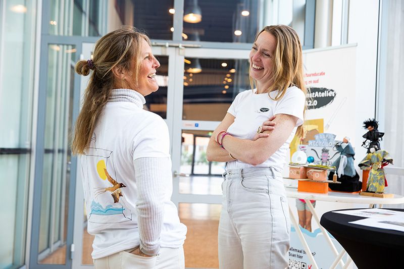 Tessa de Koning en Carin Hack van Haags KunstAtelier tijdens de lancering van Andersom Den Haag 